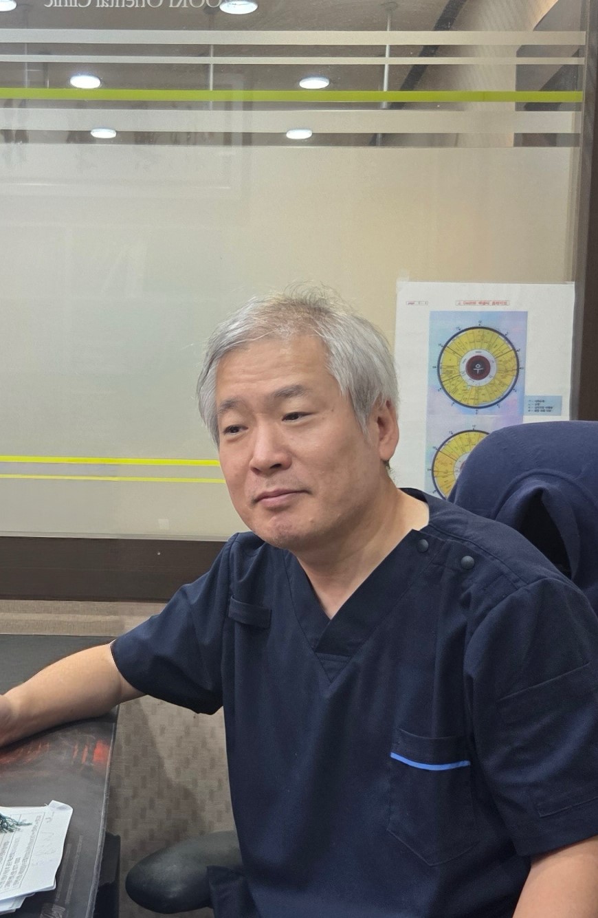 우리한의원 원장 김지용의 진료실 프로필 사진